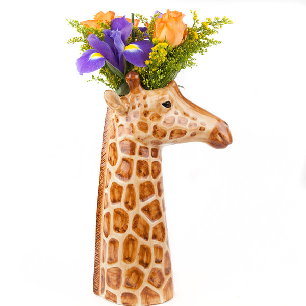Vase in Form einer Giraffe, von Seite und mit Blumenstrauß