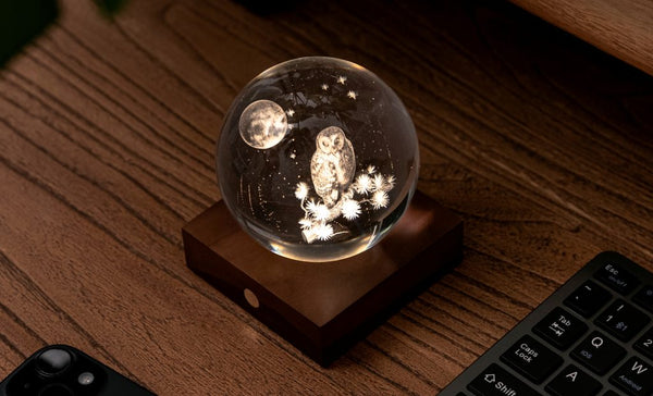 leuchtende Kristallkugel - Eule mit Mond
