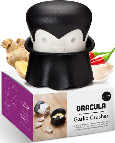 Kunststoff Dracula auf einer Schachtel mit Ingwer, Chili und Knoblauch im Hintergrund