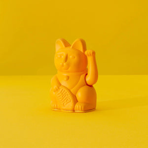 Die Winkekatze in Mini in der Farbe deep Yellow