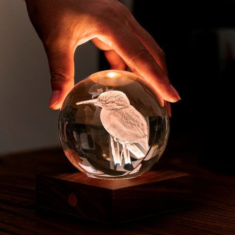 leuchtende Kristallkugel - Kolibri