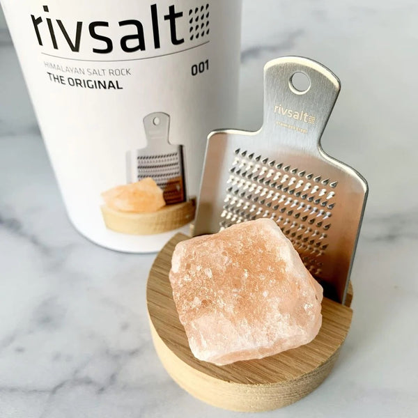 Das Set von "Rivsalt" kommt mit Himalaya Salz, einer Salzreibe und einem runden Holzständer