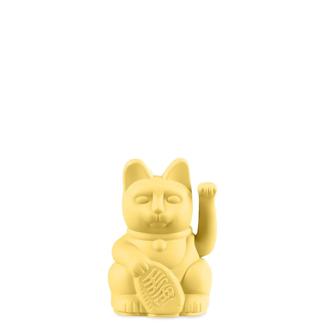 Frontalansicht der Winkekatze