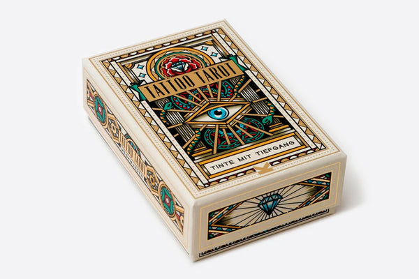Tarot Karten in gemusterter Schachtel mit goldener Veredelung, Aufschrift: Tattoo Tarot Tinte mit Tiefgang, Größe der Schachtel: in etwa A6 Format