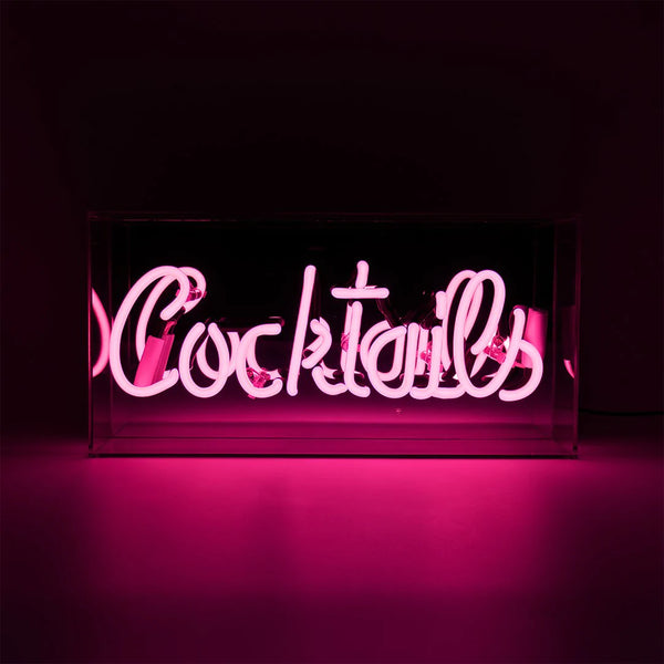 Neonschild "Cocktails" von vorne und dunkel