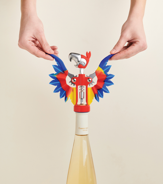 Korkenzieher/Flaschenöffner in Form eines Papagei mit bunten Silikonflügeln, Farben: blau, gelb, rot, silberner Metallschnabel