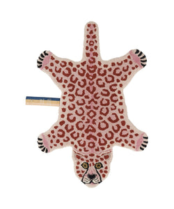 rosafarbener Leopard als Teppich