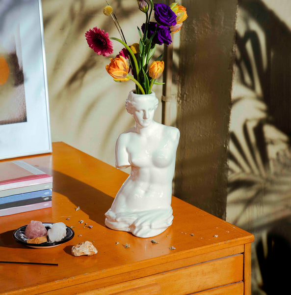 "Venus" Vase mit Blumenstrauß, von vorne