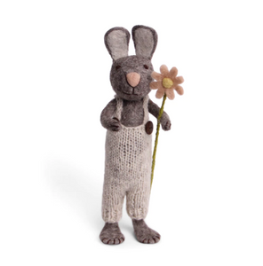 Osterhase aus Filz mit Latzhose und Blume