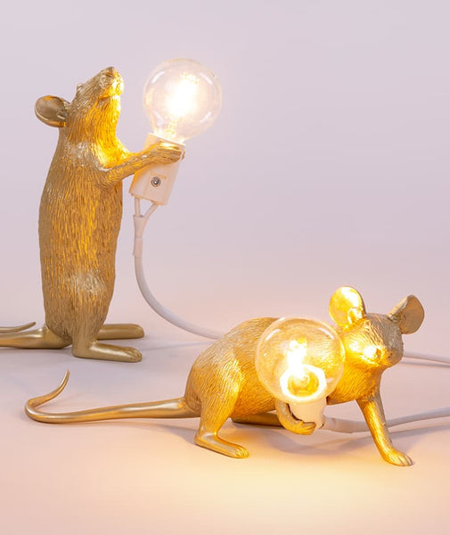 Produktfotos, zwei goldene Maus Lampen mit leuchtenden Glühbirnen in der Hand
