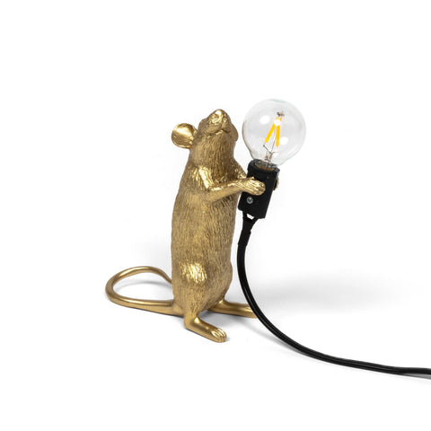 stehende goldene Maus mit Glühbirne in der Hand