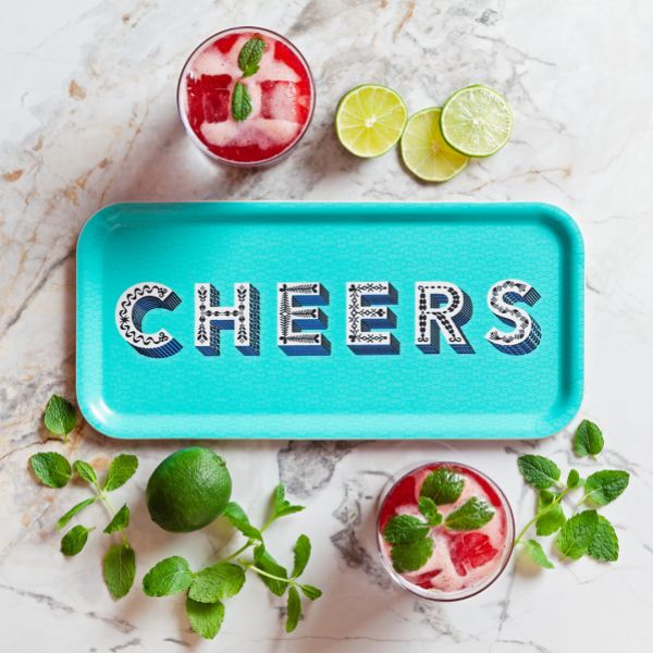 Tablett mit "CHEERS" Aufdruck und türkis Hintergrund