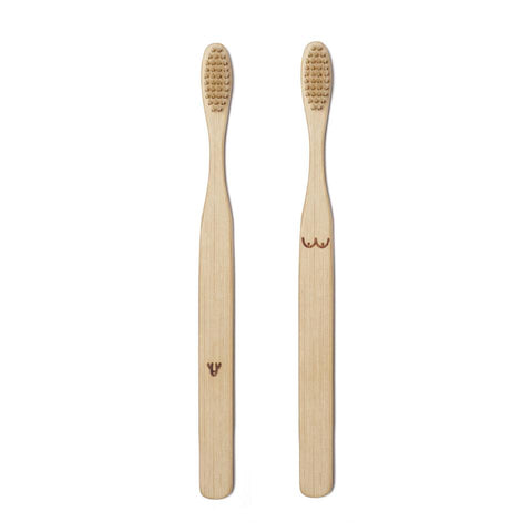 Bambus-Zahnbürste im Set mit Aufdruck von einem Penis und Brüsten