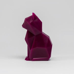 Seitenansicht einer violetten Kerze in Form einer Katze