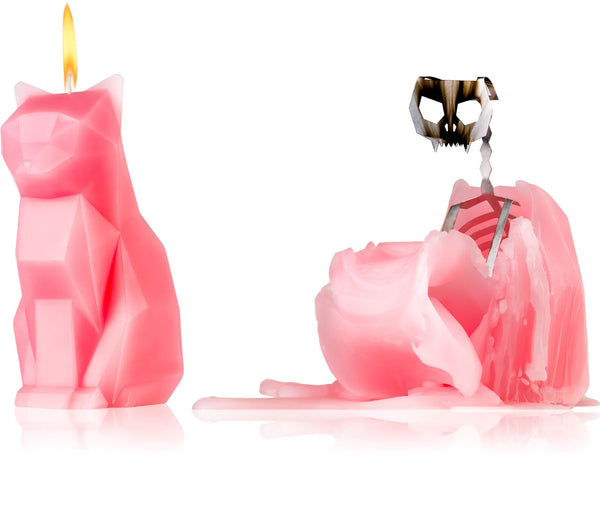Kerze in Form einer rosa Katze. Wenn sie abbrennt kommt ein Skelett zum Vorschein 