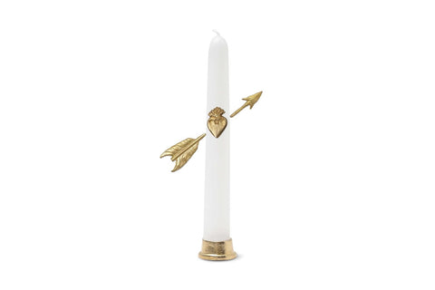weiße Kerze mit goldenem 3 teiligen Schmuckset: Herz in der mitte und Pfeil der durch Kerze durchgeht
