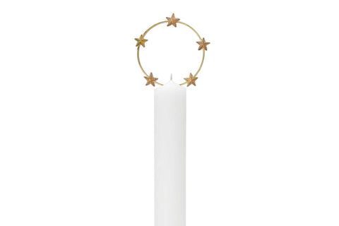 kleiner goldener Kerzenschmuck in Form eines Kranz mit Sternen steckt in der Rückseite einer weißen Kerze
