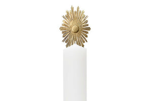 weiße Kerze mit goldenem Kerzenschmuck im Stil eines Heiligenscheins mit Strahlen