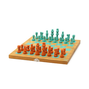 Schachbrett mit Figuren in Orange und Türkis