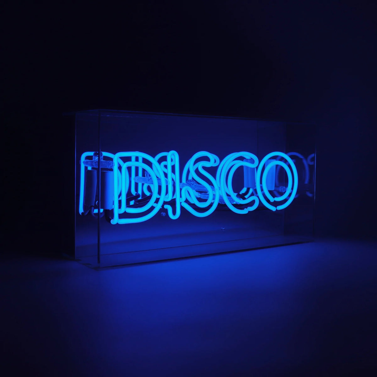 Neonschild "DISCO" von Seite und dunkel
