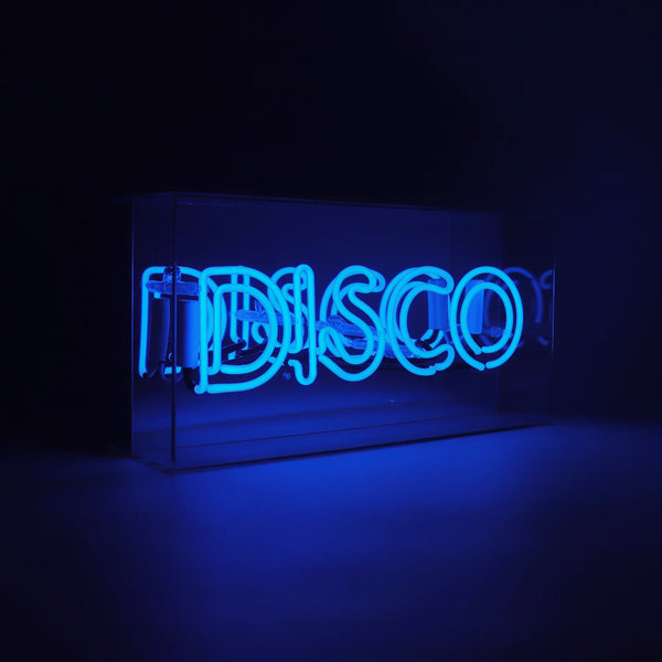 Neonschild "DISCO" von Seite und dunkel