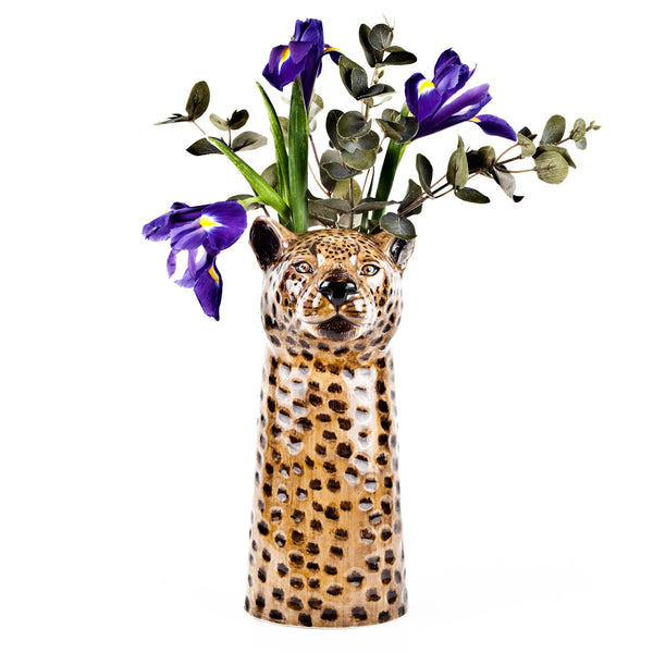 Vase in Form eines Leopard, von vorne und mit Blumenstrauß
