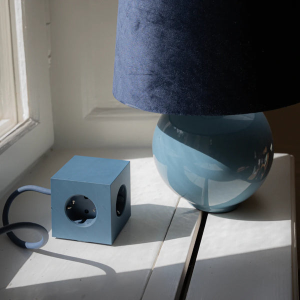 Stylischer Mehrfachstecker würfelförmig - blau