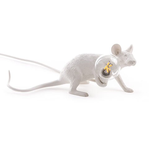 weiße liegende Maus mit Glühbirne in der Hand