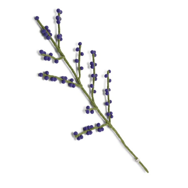 Zweig aus Filz mit blauen Beeren