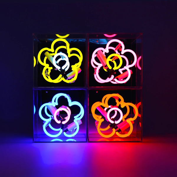 Beispielfoto, vier Leuchtblumen sind kombiniert und ergeben ein quadratisches Leuchtschild bestehend aus vier einzelnen Blumen