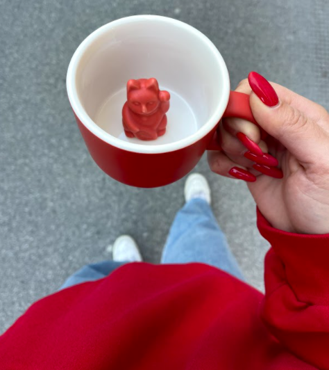rote Tasse mit 3D Figur einer roten Winkekatze darin 