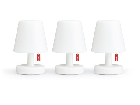 Zu sehen sind die drei Edison Mini Lampen. Farbe: weiß mit rotem Fatboy Logo auf der Seite hängend. 