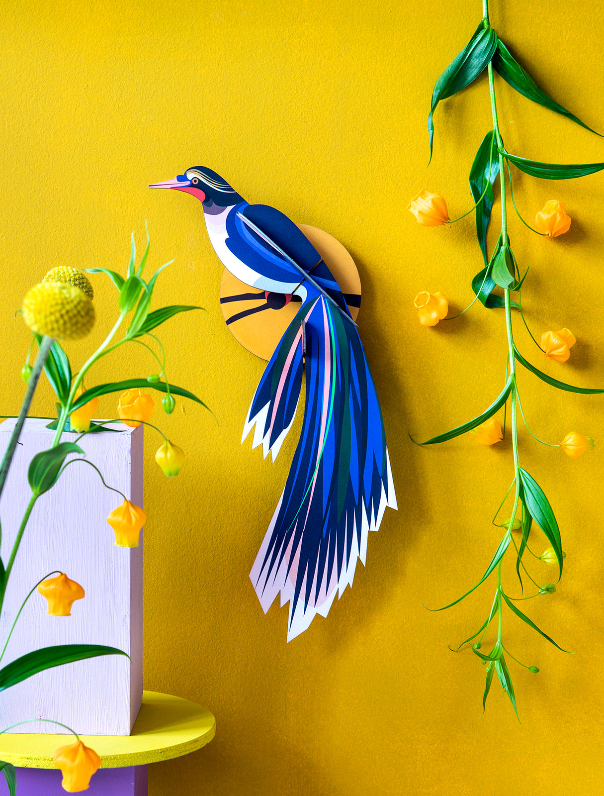 Paradiesvogel aus Papier in 3D-Optik zum zusammenstecken von Studio Roof in den leuchtenden Blautönen, weiß und gelb