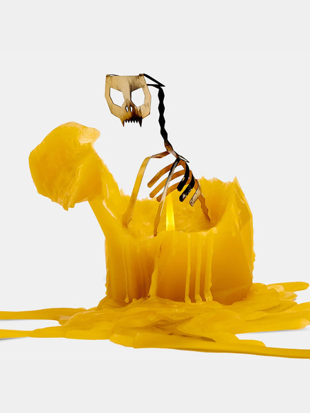 3D Kerze in Katzenoptik in der Farbe gelb. Das Skelett der Katze kommt bei abbrennen zum Vorschein 
