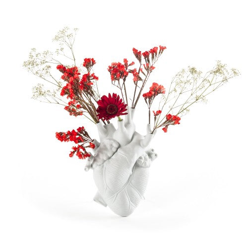 Vase in Form eines menschlichem Herz, weiß matt, mit Blumen in den Öffnungen