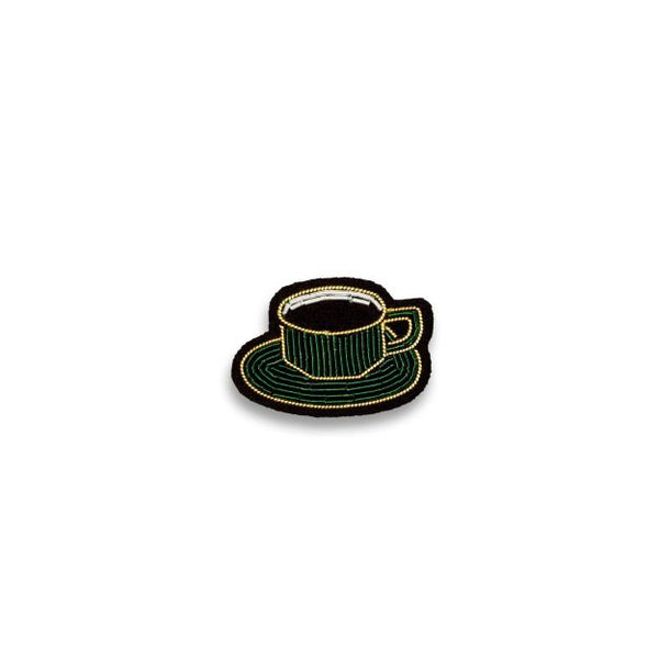Brosche mit bestickter Kaffeetasse, tiefes dunkel grün, goldene Linien und schwarze Umrandung