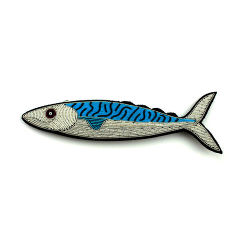 Brosche mit bestickter Makrele, blau, weiß, schwarzes Auge und schwarze Umrandung