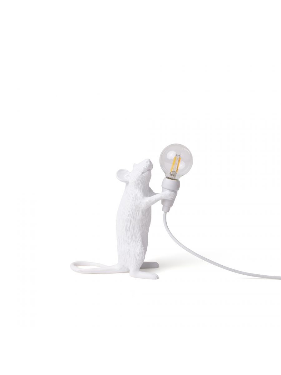 stehende weiße Mauslampe mit leuchtender Glühbirne in der Hand