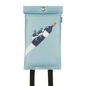 Löschdecke eingepackt in Schutzhülle, blau mit einer Weinflasche darauf 