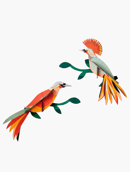 Paradiesvogel aus Papier in 3D-Optik zum zusammenstecken von Studio Roof in den leuchtenden Orangefarben mit grünen Akzenten