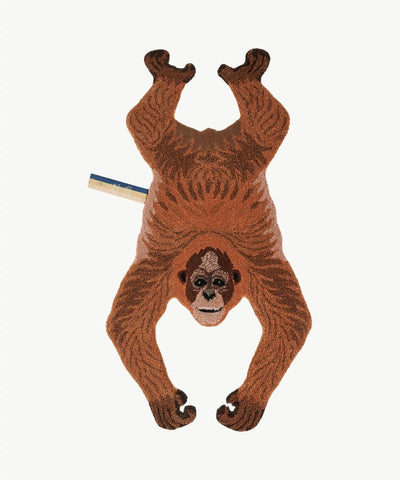 Teppich in Form eines rostbraunen Orangutans mit ausgestreckten Armen