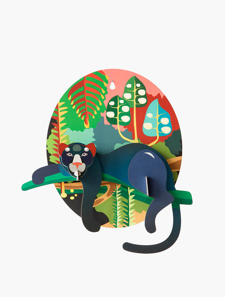 Die 3D Wanddekoration von Studio Roof "Jungle Puma" zeigt einen liegenden Puma vor einem farbenfrohen Jungle im Hintergrund