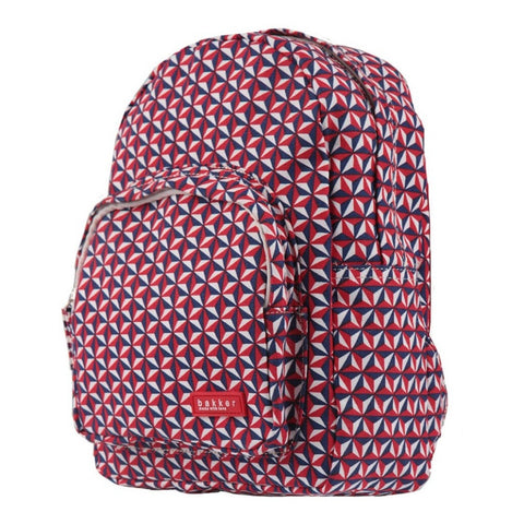 kleiner rucksack aus rot, weiß, blauem Stoff mit geometrischem Muster